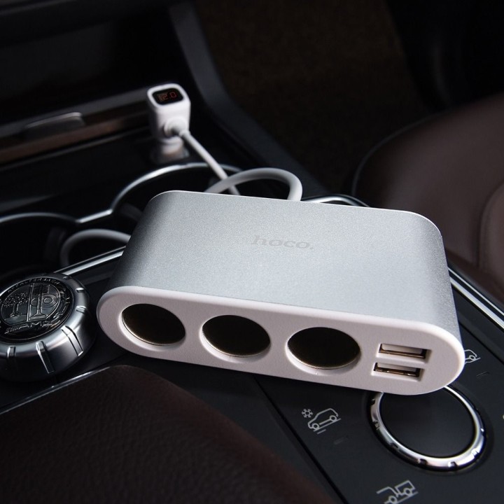 HOCO автомобільний розгалужувач гнізда прикурювача 3 в 1 з дисплеєм + 2 x USB A 2,1A Z13 сріблястий