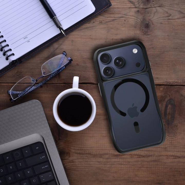 ROAR case SLIM DEFENDER compatible with MagSafe for IPHONE 15 black