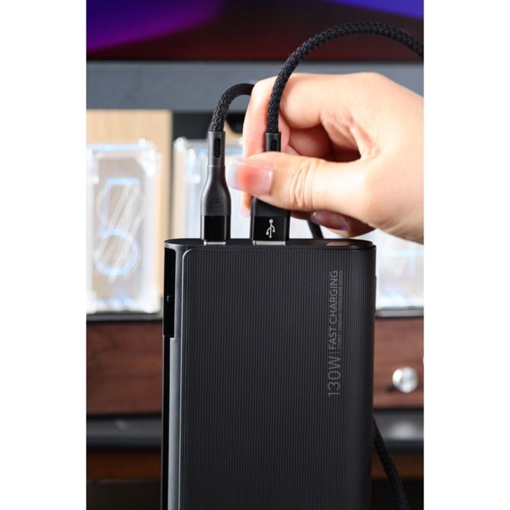 Powerbank Veger TCE130 (W2503) PD 130W 25000 mAh z wbudowanymi kablami Typ C / Lightning czarny 0INT