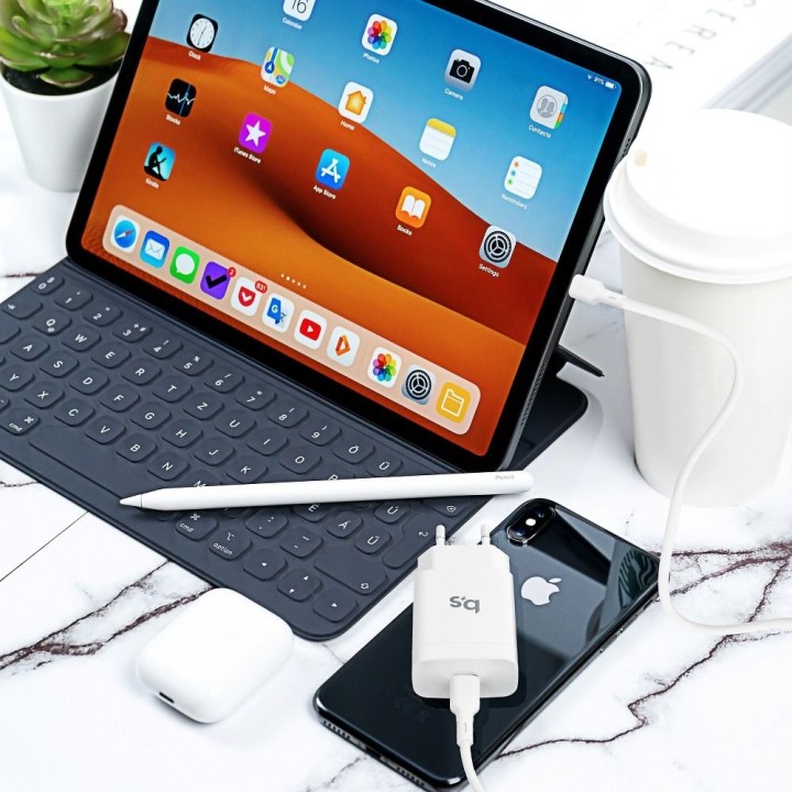 Мережевий зарядний пристрій для телефону Blue Star USB C QC3.0 PD 3A 18W + кабель USB-C – Lightning TFK-TC-1099C білий