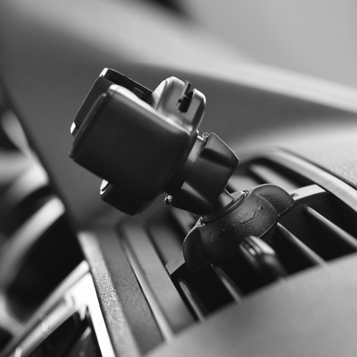 Держатель для телефона для автомобиля универсальный Forcell F-Grip Carbon H-CF509 на решетку черный