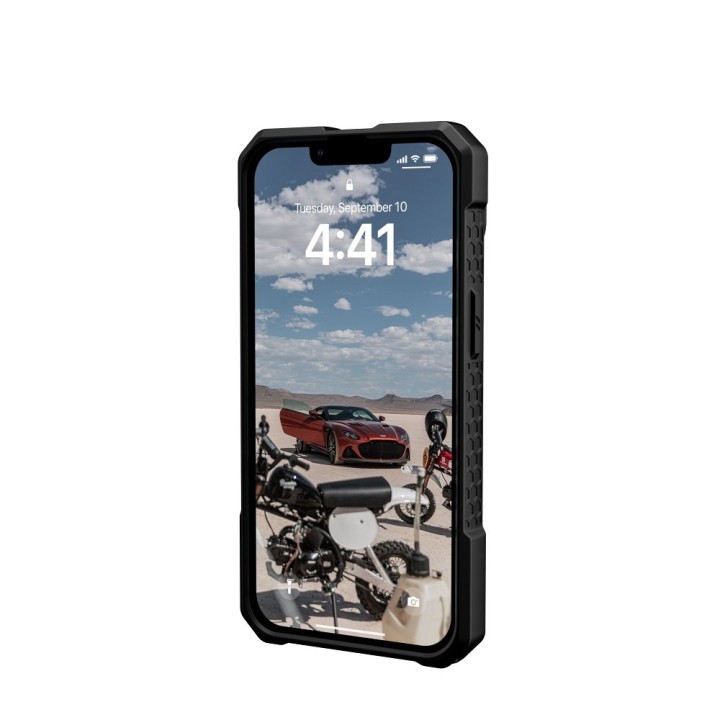 UAG Urban Armor Gear case MONARCH compatible with Magsafe for IPHONE 14 Plus carbon fiber