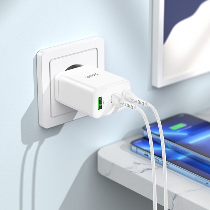 Ładowarka sieciowa do telefonu Hoco 2 x USB C + USB A QC3.0 PD 3A 35W + kabel USB C do Lightning N33 biała