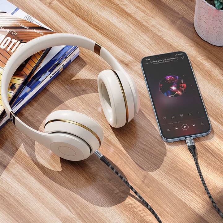 Кабель AUX Lightning для Jack 3,5 mm Hoco 1 m UPA26 чорний