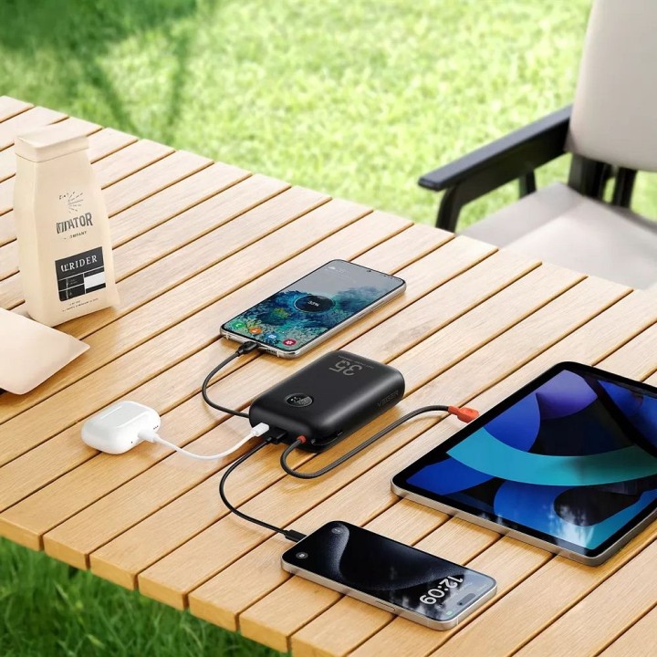 Повербанк Veger K3 (W3018) PD QC3.0 35W 30000 mAh з вбудованими кабелями Тип C / Lightning чорний