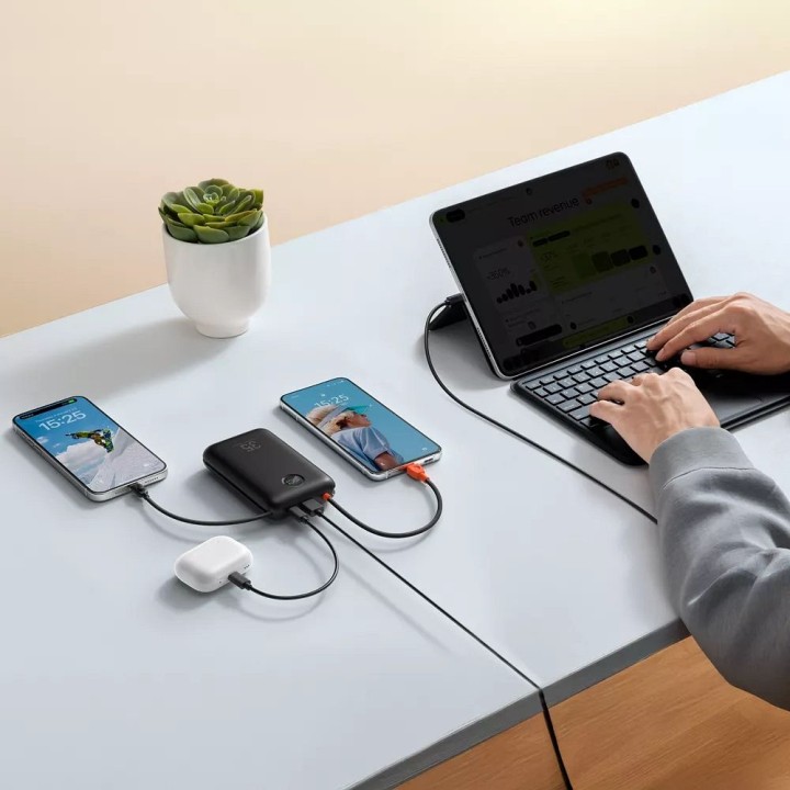 Повербанк Veger K2 (W2068) PD QC3.0 35W 20000 mAh со встроенными кабелями тип C / Lightning черный