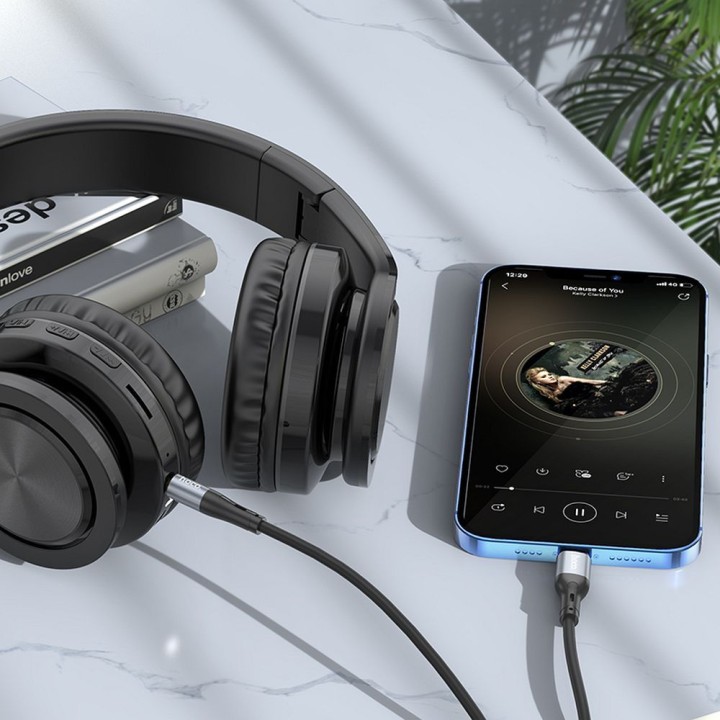 Кабель AUX Jack 3,5 mm для Lightning Hoco 1 m UPA22 чорний