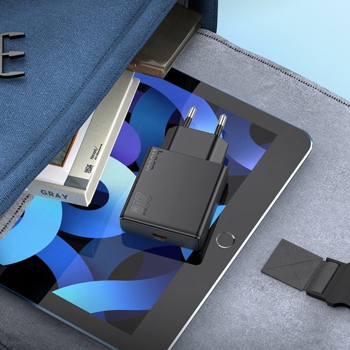 Сетевое зарядное устройство для телефона Hoco Slim USB C QC PD 20W + кабель USB C — Lightning N37 черное
