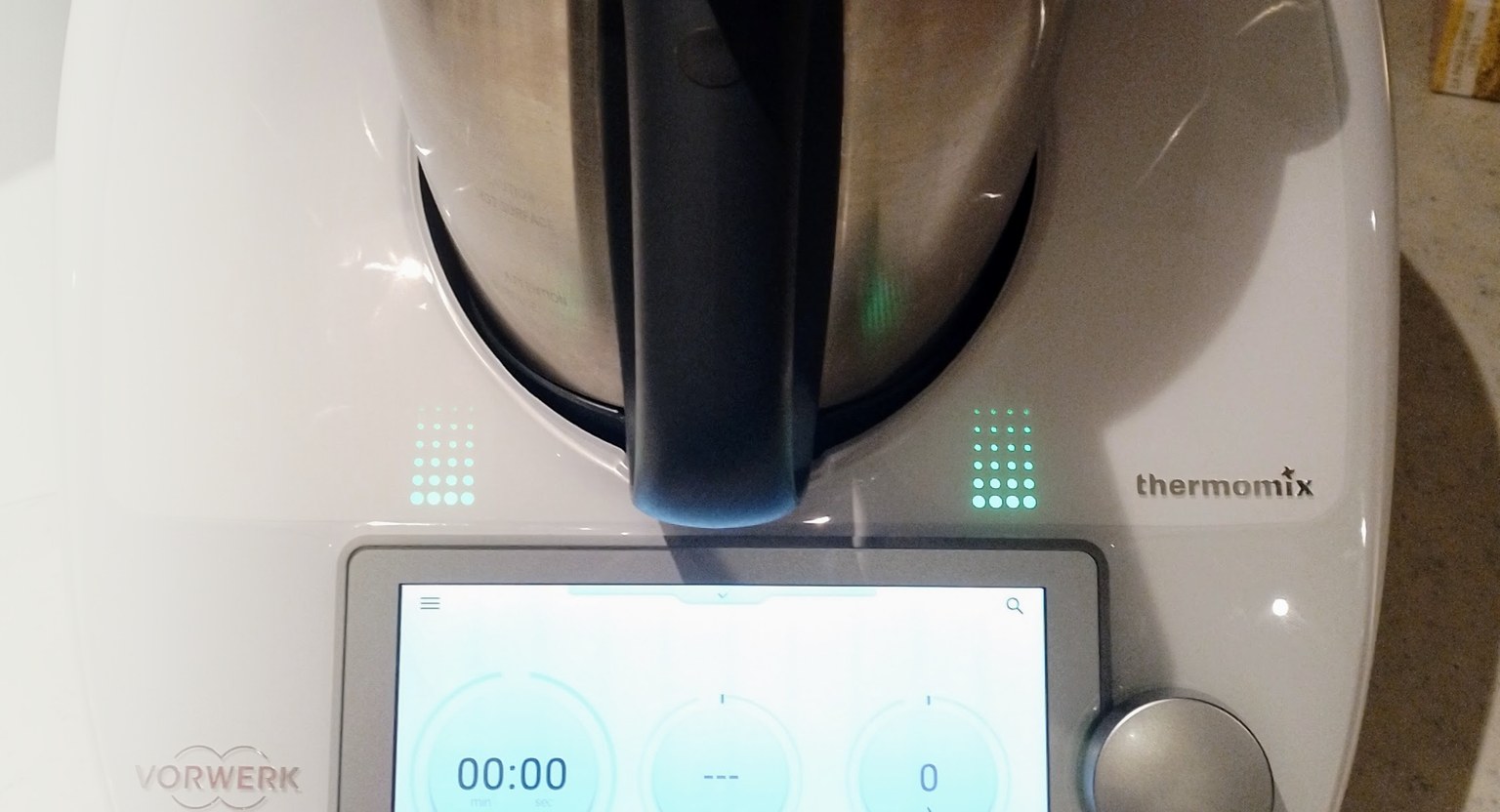 Robot kuchenny Thermomix TM6 — naczynie miksujące i pokrywa (zdjęcie: Cocobb8, CC BY-SA 4.0)