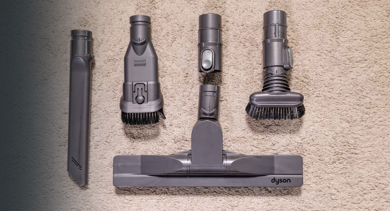 Szczotki i końcówki do odkurzacza Dyson (zdjęcie: Your Best Digs, CC BY 2.0)